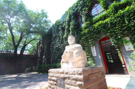 鲁迅先生的雕像