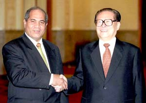 江泽民同基里巴斯总统斯托举行会谈