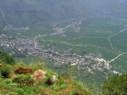 交界街道风景图