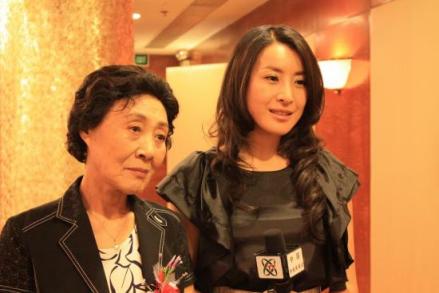 王玉梅(左)和王雅捷在发布会