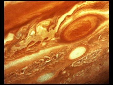 橙红色区域的温度要比周围高出三到四摄氏度