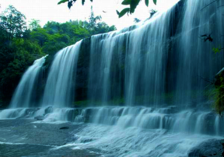 黄荆老林八节洞瀑布
