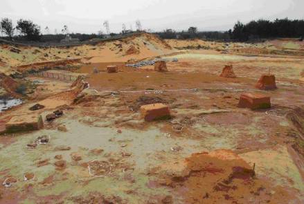 庵山沙丘遗址房址与活动面（东－西）