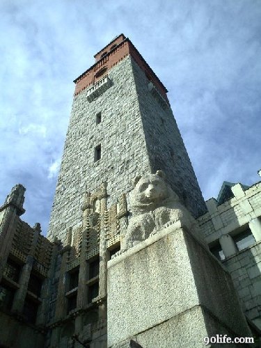 红砖色的尖塔的乌斯本斯基教堂