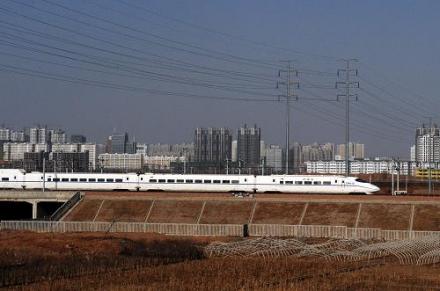 郑西高铁“和谐号”列车经过洛阳市区 