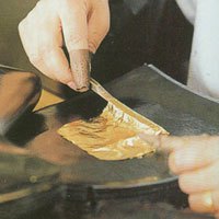 出具:将金箔用鹅毛口风挑入柔软的茅台纸内