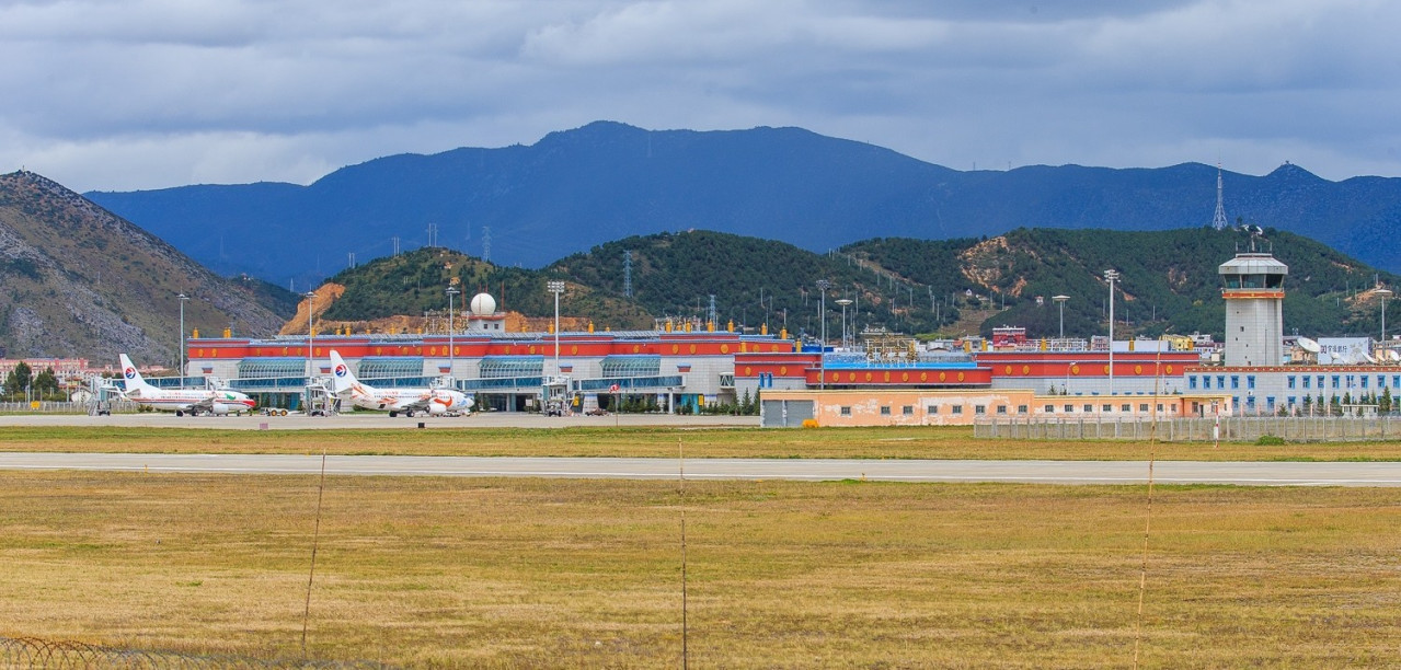 航站楼全景（左T2、右T1）