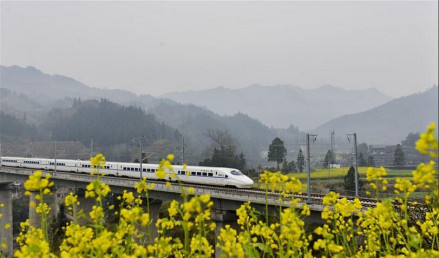 贵广高速铁路运行CRH2型动车组