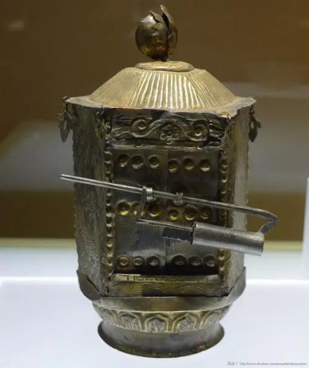 隋代鎏金錾花银塔