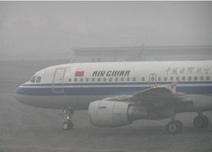 停靠在机场的中国国际航空公司班机