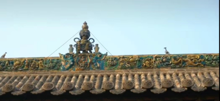 大雄宝殿殿顶琉璃脊首