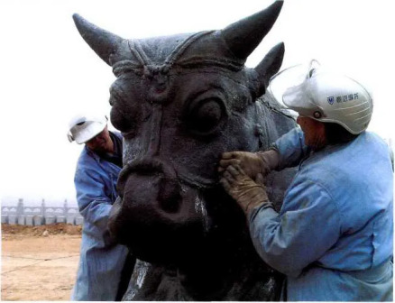 山西省考古研究所科研人员参与保护铁牛