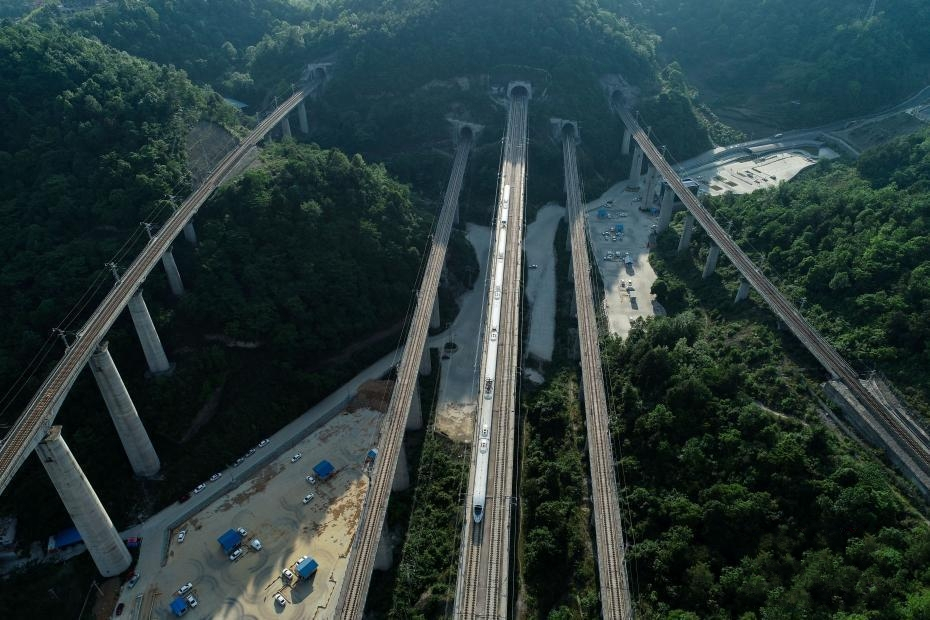 贵阳市乌当区新添寨，沪昆高铁、贵广高铁、贵开城际