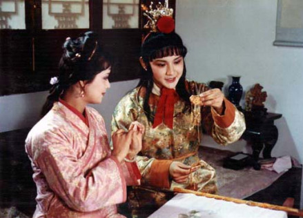 宝玉宝钗比通灵（87版红楼梦剧照）