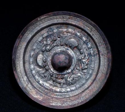 拉甫却克古城遗址龙虎纹铜镜