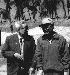 贾兰坡院士在孟家泉（右为张森水教授）