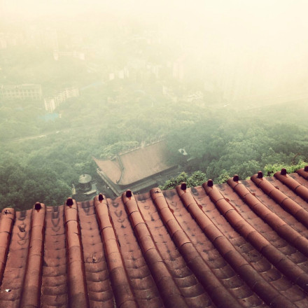 晨雾中玉皇楼向下拍摄的三清殿前斋堂