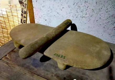 裴李岗文化石磨盘