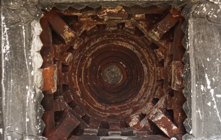 一层塔内仿木藻井