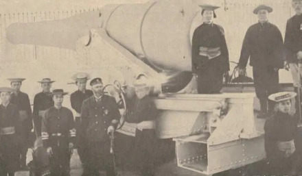 800磅前膛炮阵地及炮勇和洋员 1894年