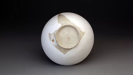 印摩羯文“尚食局”款定瓷