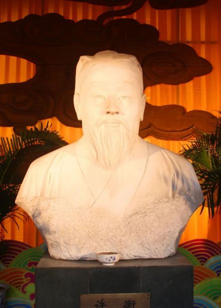 许衡汉白玉塑像