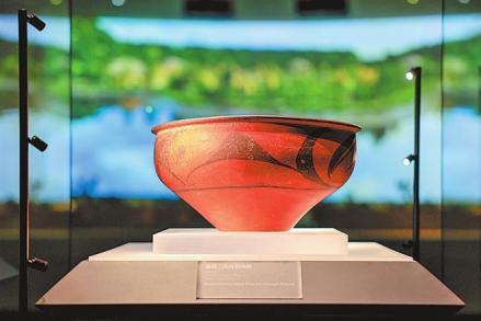 庙底沟遗址第二次发掘出土的唯一的一件完整器——弧线三角纹彩陶