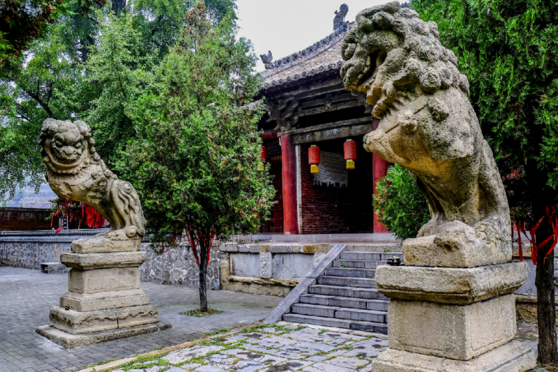 山门前石狮