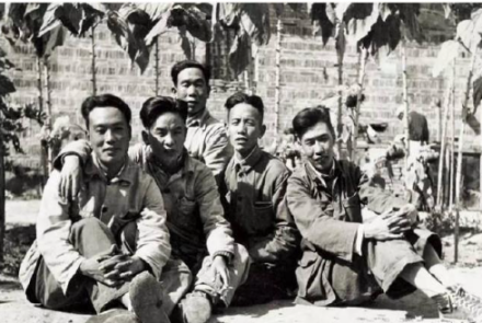 1946年在《晋缓日报》驻地留影