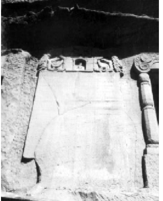 第4至5窟间立碑