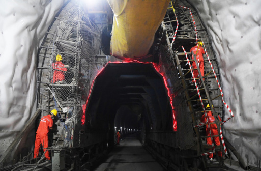 施工人员在新白沙沱隧道内作业
