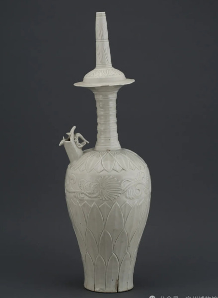 定瓷白釉龙首莲纹大净瓶