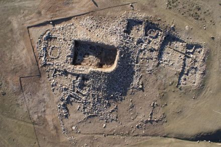 石筑高台和石围居住基址