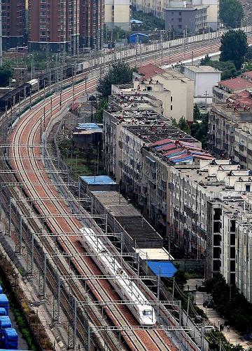 列车穿过焦作城区 