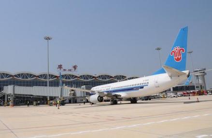 飞机停靠在毕节飞雄机场