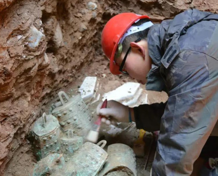陶寺北墓地挖掘现场清理铜器