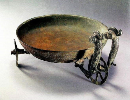 淹城遗址出土青铜三轮盘