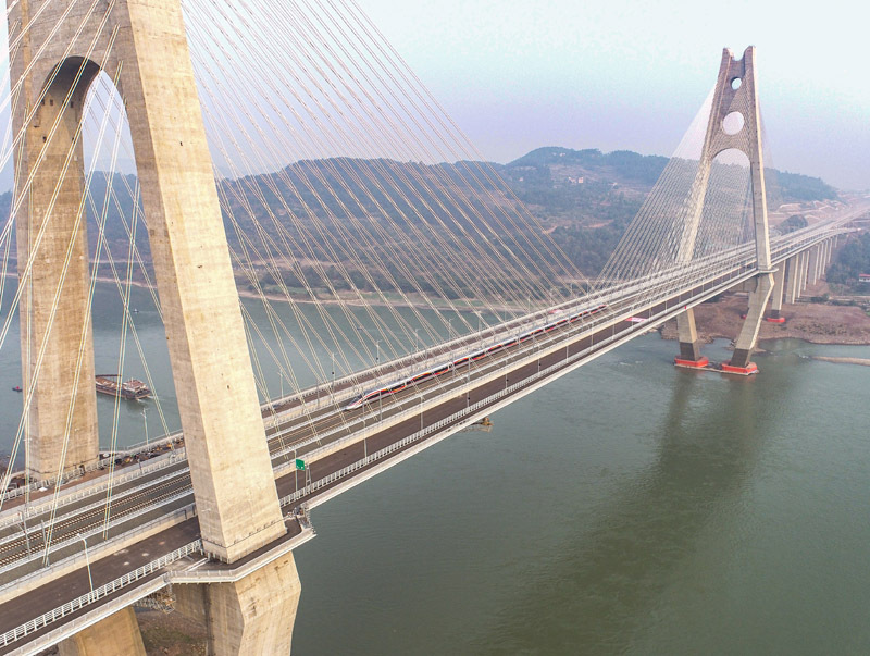 列车驶过渝昆高速铁路宜宾临港长江公铁大桥 