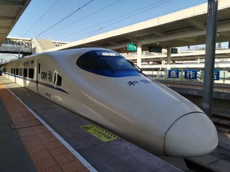 CRH2A型列车停靠在焦作站
