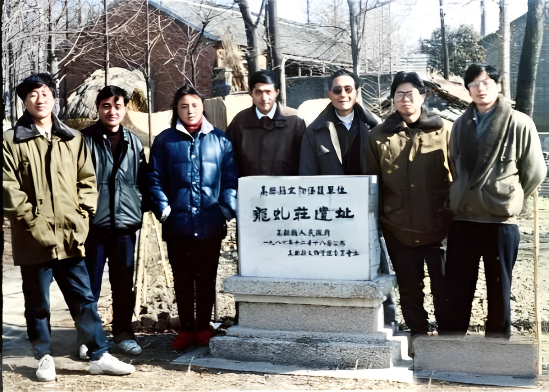 龙虬庄遗址挖掘考古工作队员合影