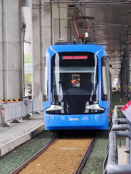 有轨电车5号线在快速路下行驶