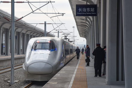 CRH2A动车组停靠长治东站