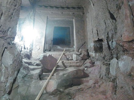 塔梁子崖墓群墓门