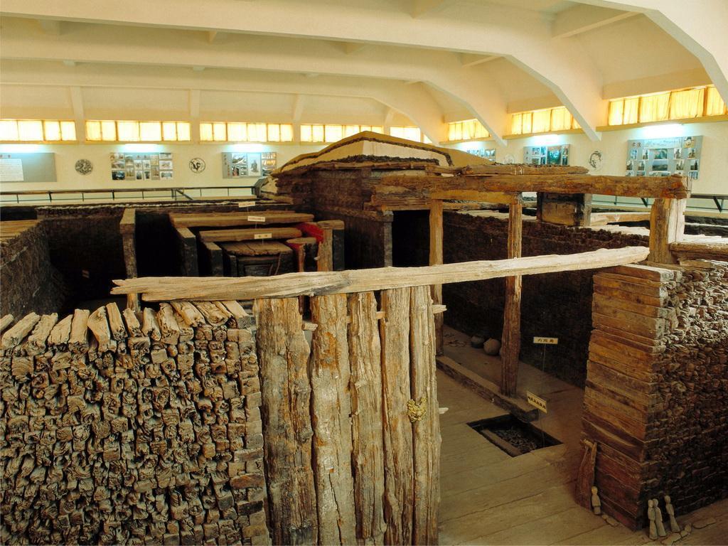 北京大葆台汉墓内的黄肠题凑