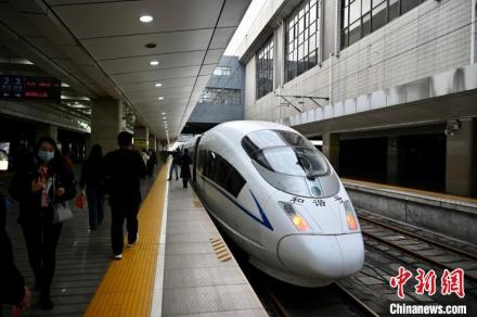 D4618次首发列车停靠在郑州站。