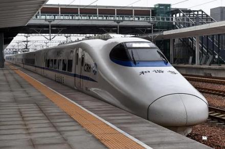 郑太高速铁路郑焦段列车驶出南阳寨站 