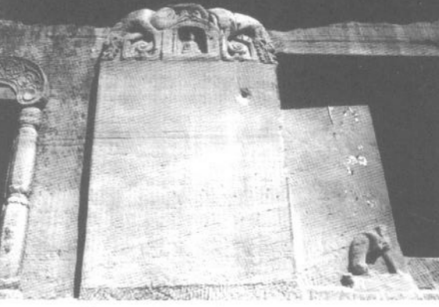 第3至4窟间立碑