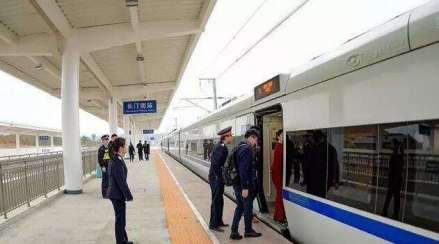 长汀南站动车进站候车