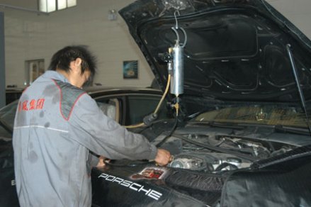 技术员清洗积炭