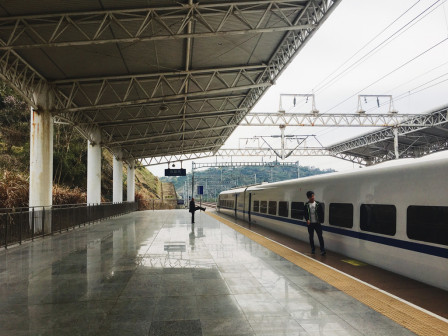 动车组列车停靠福鼎站1站台